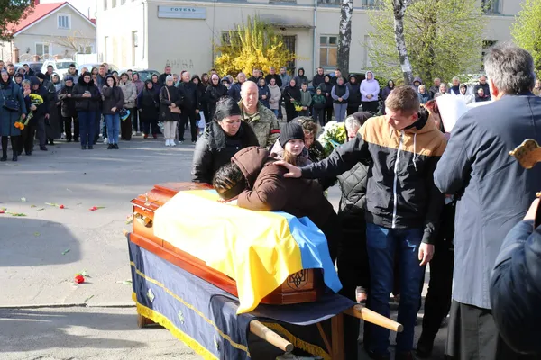 Без батька та чоловіка залишилася родина: на Волині попрощалися з воїном Іваном Гутвертом (фото)