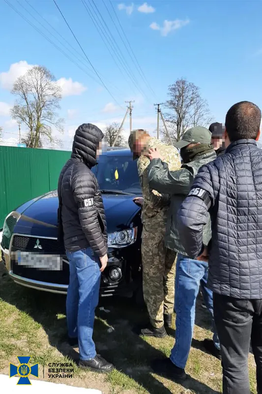 Майже 70 тисяч гривень хабаря: луцький прикордонник обіцяв допомогти контрабандистам