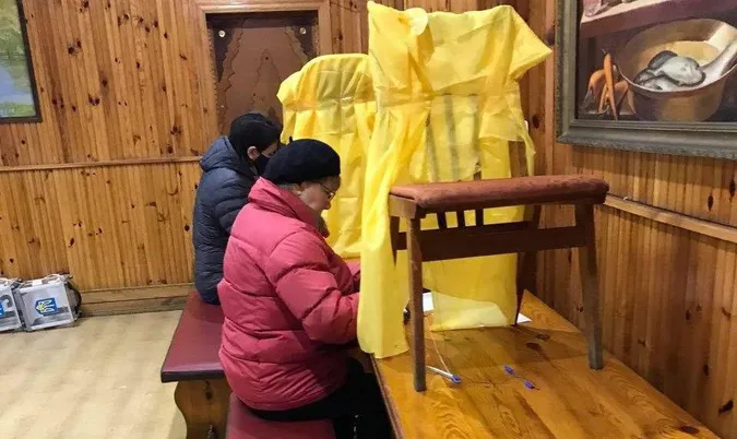 Голосували між стільцями:  у житомирських дільницях не підготували кабіни (фото)