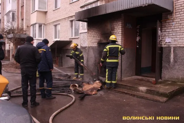 Три пожежні авто, «швидка» та поліція: у Луцьку горіла багатоповерхівка (фото, відео)