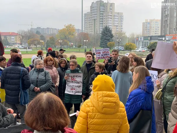 Більше грошей на ЗСУ: активісти вийшли на акцію під Волинську ОДА (фото)