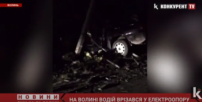 Зніс паркан та в‘їхав у стовп: на Волині водій авто втік з місця ДТП (відео)