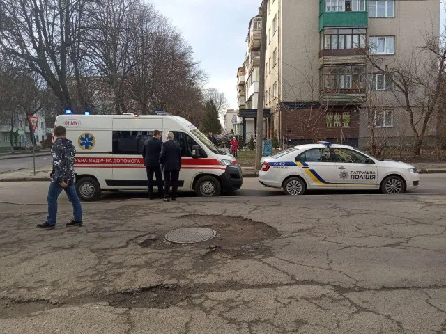 У Луцьку біля бібліотеки для дітей автомобіль збив дівчину (фото)