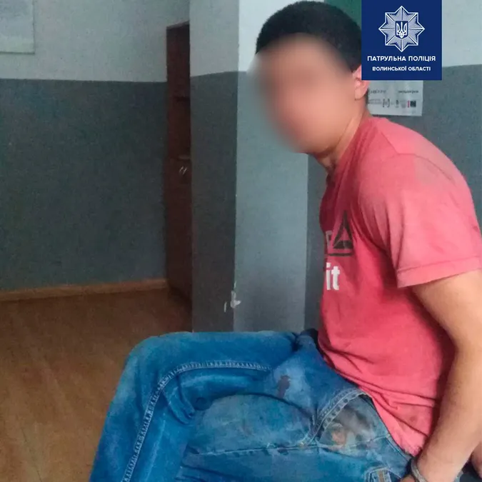 Патрульні в Луцьку спіймали чоловіка, який був у розшуку (фото)