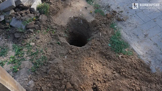 Штучне покриття та ліхтарі: у Луцьку завершують будівництво урбан-парку (фото)