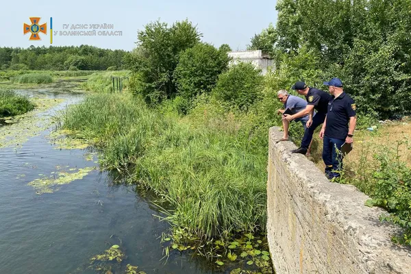 Небезпечні розваги: біля Луцька діти стрибають в річку з дамби (фото)