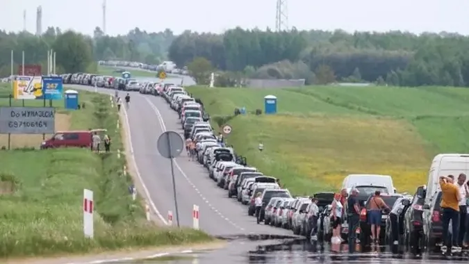 Під палючим сонцем: на кордоні з Польщею утворилися величезні черги на в'їзд в Україну (відео)