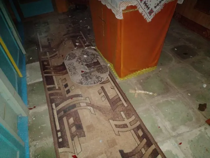 На Волині малолітні вандали закидали капличку вазами з могил та бруківкою (фото)
