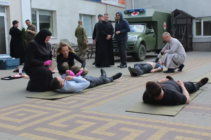 Рятівники у рясі: у Луцьку капелани вчаться рятувати не лише душі, а й життя (фото)