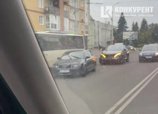 Рух ускладнено: на Ковельскій стукнулись «ауді»  та «ніссан» (відео)