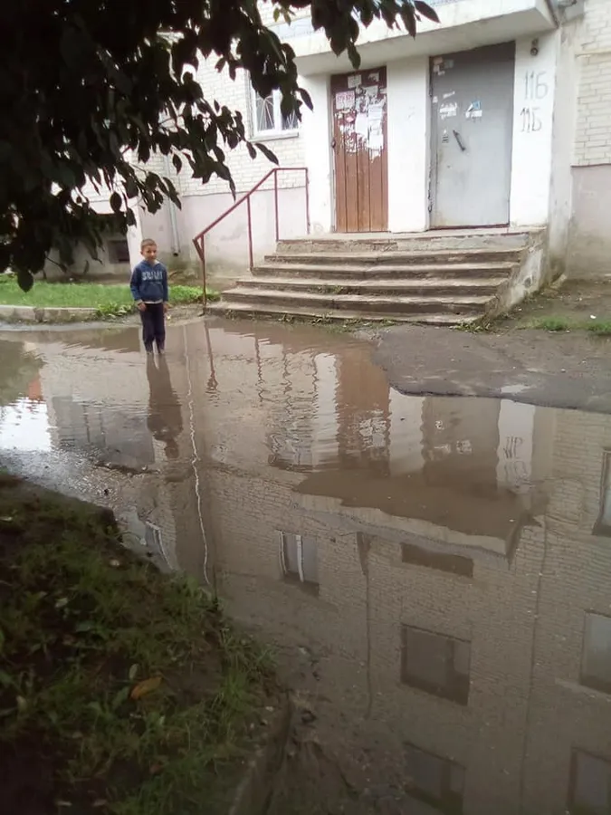 Ні пройти, ні проїхати: луцький двір перетворився на озеро (фото)
