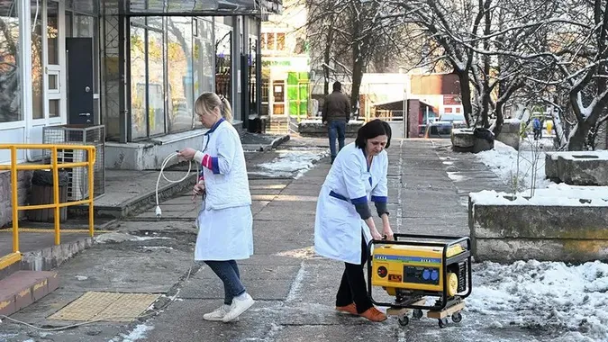 «Шукайте, де пережити зиму»: українцям радять уже готуватися до можливих блекаутів