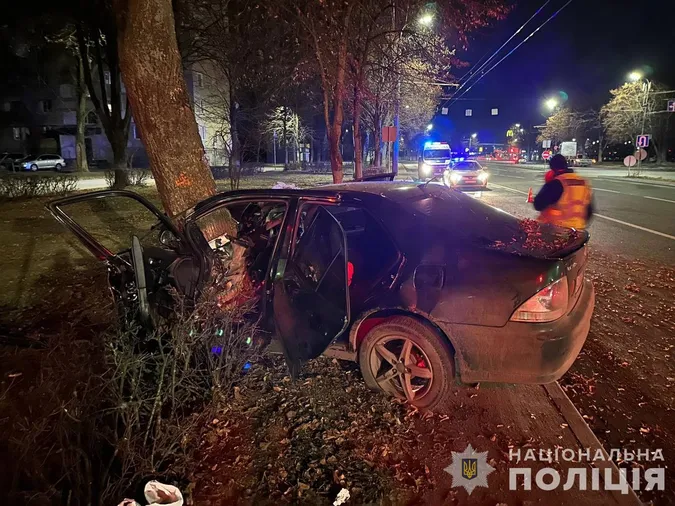 В моторошній аварії на Соборності у Луцьку постраждав 18-річний водій «лексуса» (фото)