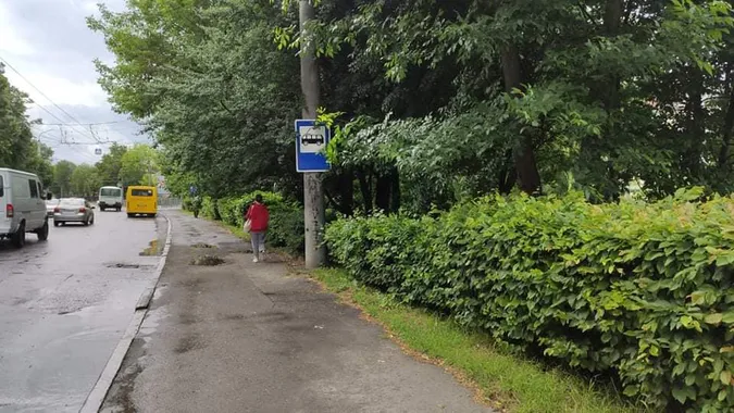 У Луцьку неподалік входу в центральний парк облаштували зупинку (фото)