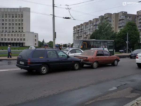 Не зреагував на «червоне»: у Луцьку таксі протаранило легковик (фото)