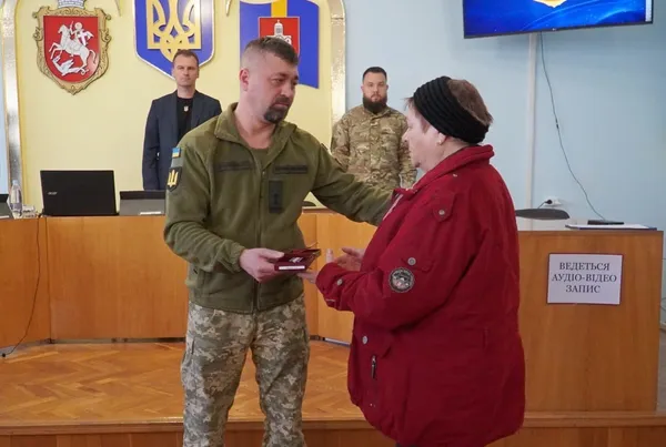 «Ми в боргу перед кожним Героєм»: на Волині родинам загиблих захисників вручили нагороди (фото)
