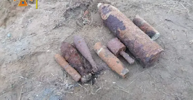 Розчищали річки: на Волині знайшли снаряди, міни і гранату (фото)