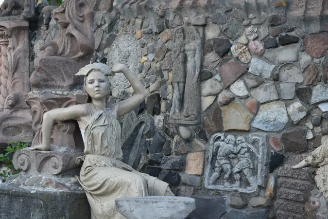 Живі скульптури та оркестр між вогнями: Луцьк провів весну музично й театрально
