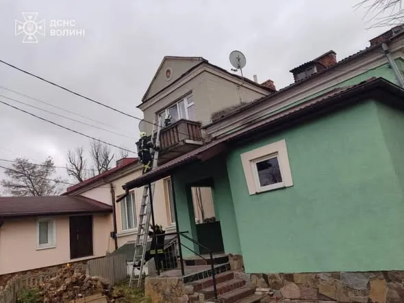 4 дні не виходив на зв'язок: на Волині врятували чоловіка, який був непритомний у квартирі (фото)