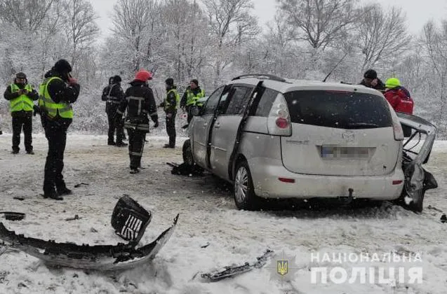 Зіткнення автобуса та легковика на Львівщині: постраждала сім'я з Луцька (фото, відео)