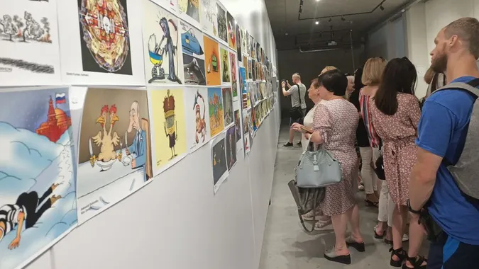 У Луцьку запрацювала виставка антивоєнних карикатур (відео)