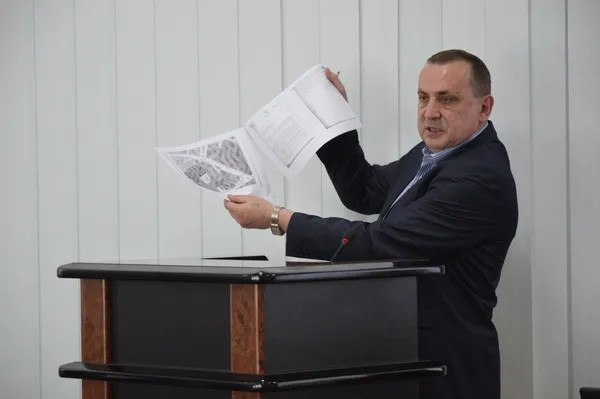 Начальник управління змельних ресурсів Олександр Шабала радіє, що не довелось чекати на  доповідь до вечора
