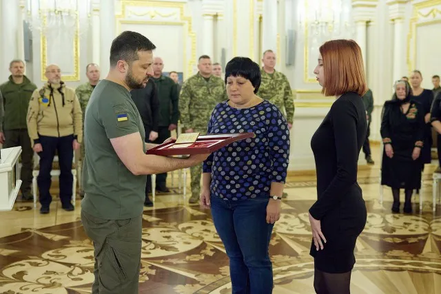 Рідним прикордонника, який загинув у Маріуполі, вручили «Золоту зірку»