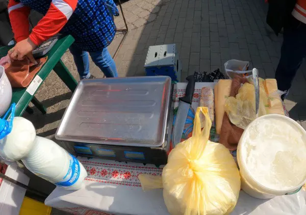 Дешевше, ніж у маркетах: за чим домашнім стоять у чергах на фермерському ринку біля «Торби» у Луцьку