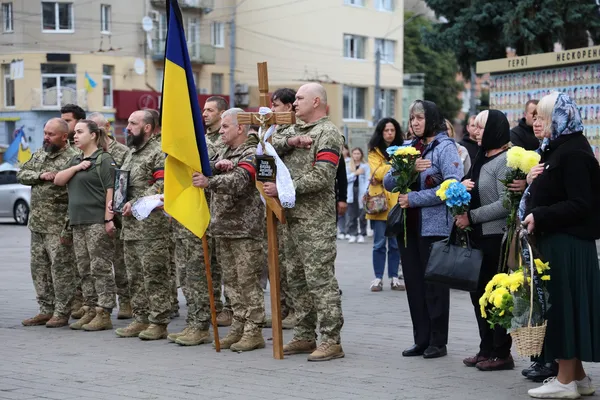 Луцьк у скорботі: відбулось прощання із військовим Володимиром Чижуком (фото)