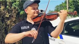Луцький патрульний зіграв на скрипці (відео)