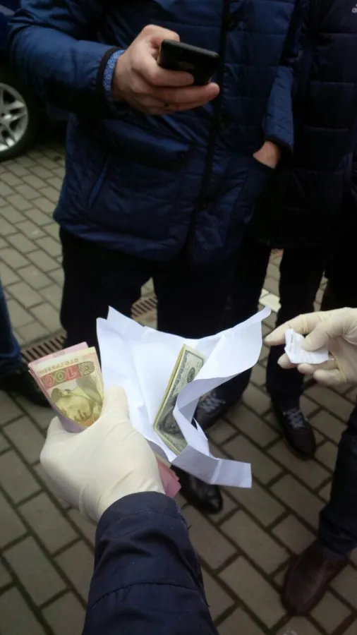 На хабарі «взяли» головного спеціаліста луцького військкомату (фото)