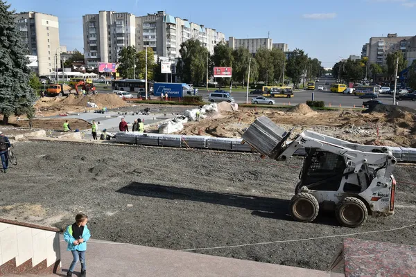 Екопарковка, плитка, бордюри: що зробили біля луцького РАЦСу (фото)