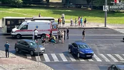 У Луцьку на Київському майдані водійка легковика збила мотоцикліста: рух ускладнено (фото)