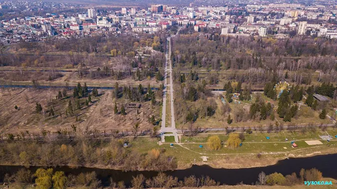 Погляд із висоти: показали малолюдний центральний парк у Луцьку (фото)