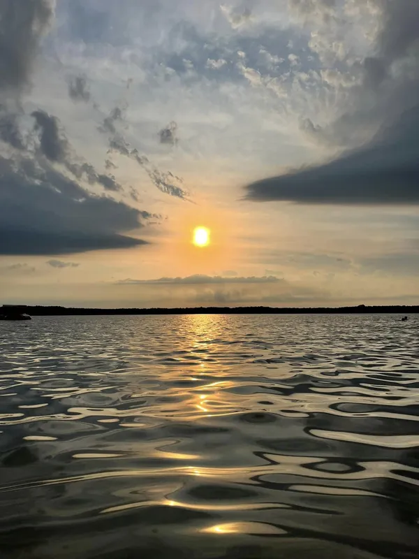 Ніжна, як молоко: на Волині є озеро зі «срібною» водою (фото)