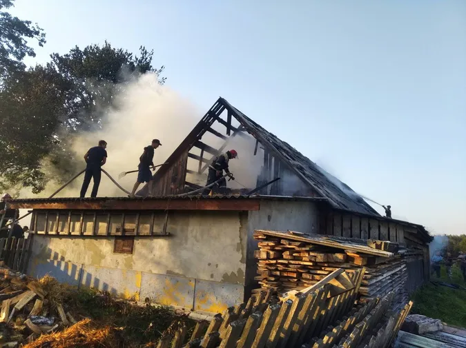 Через дитячі пустощі у Камінь-Каширському районі згоріло сіно, зерно та господарська споруда (ФОТО)