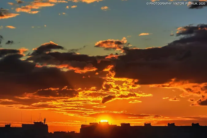 Літо попрощалося вогняним заходом сонця: фото з Луцька