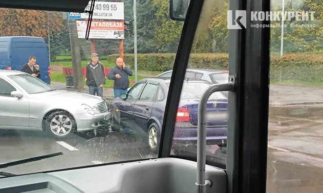 У Луцьку навпроти «Іміджу» зіткнулися Mercedes та Opel – рух ускладнений
