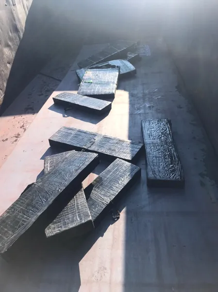 На Волині у вантажному поїзді виявили 12 ящиків контрабандного курива (фото, відео)