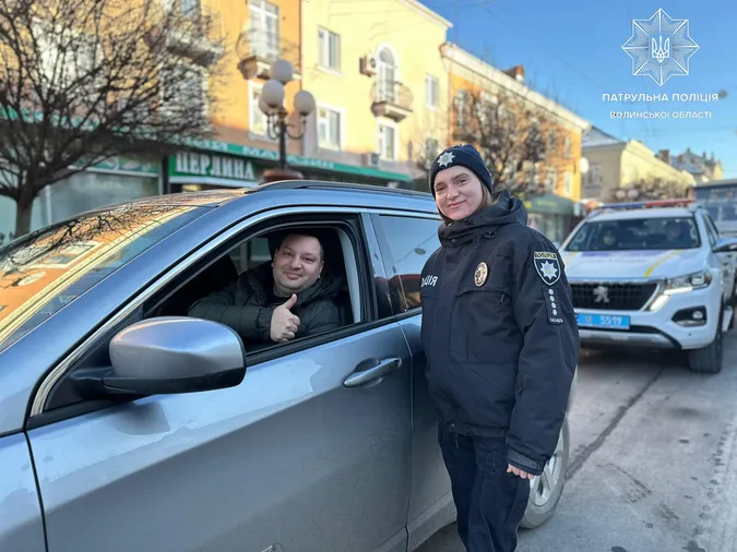 У Луцьку патрульні за дотримання ПДР дарували подарунки водіям і пішоходам (фото)