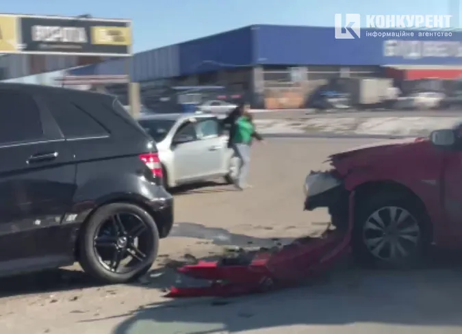 Знесло бампер: у Луцьку – аварія біля «Епіцентру» (відео)