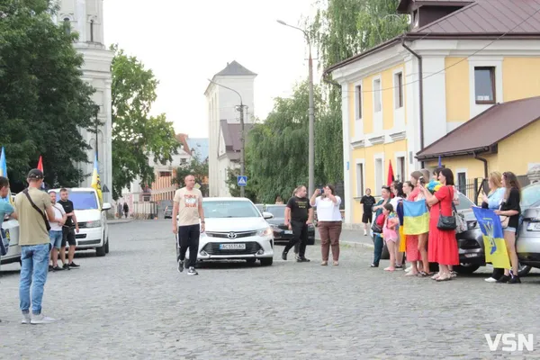 Сльози радості й обійми: у Луцьку зустріли військового, який понад два роки був у полоні (фото)