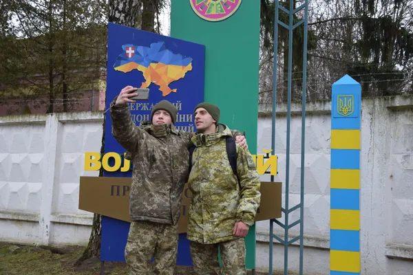 На Волині майже півсотні строковиків вирушили до рідних домівок (фото)