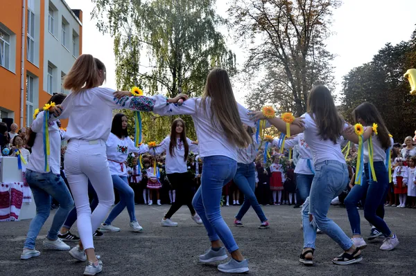 Як у луцькій школі № 1 зустріли першокласників (фото)