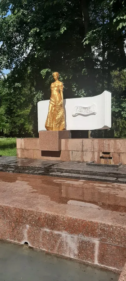 Лесю Українку в луцькому парку очистили від ганебних написів та позолотили (ФОТО)