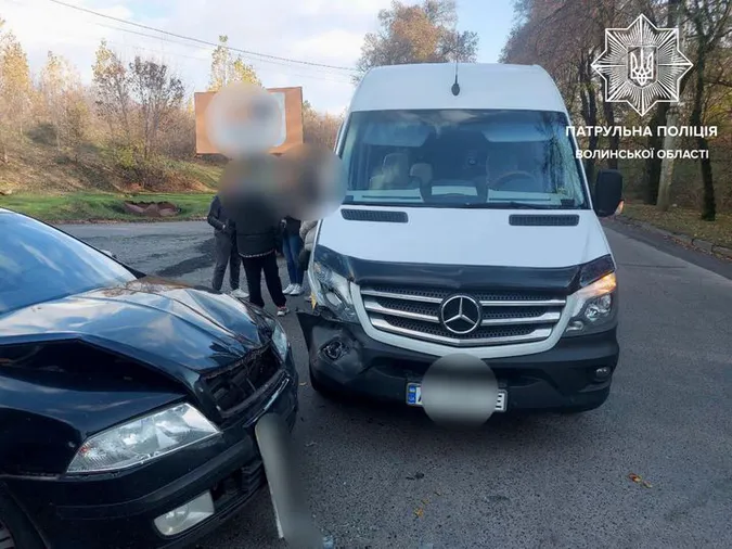 У Луцьку – ДТП на перехресті: бус не пропустив легковик