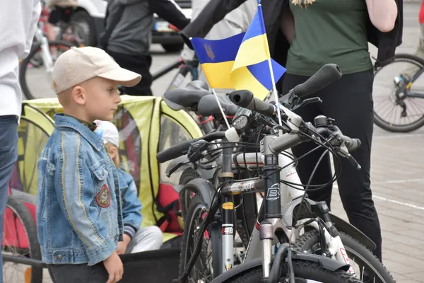У вишиванках і з прапорами: у Луцьку відбувся традиційний велопробіг до Дня міста (фото)