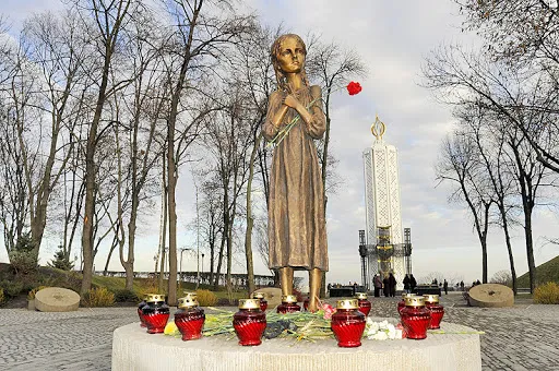 До Музею Голодомору повернули  «Дівчинку з колосками»