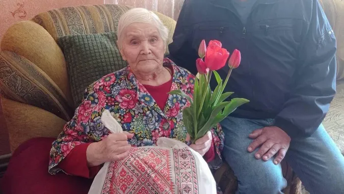 Майже століття життя і 20 нащадків: у селі на Волині привітали довгожительку