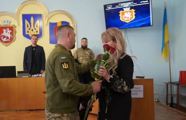 «Ми в боргу перед кожним Героєм»: на Волині родинам загиблих захисників вручили нагороди (фото)
